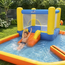 Dziecko bawiące się w dmuchanym parku wodnym Beach Bounce Bestway ze zjeżdżalnią i basenem ogrodowym