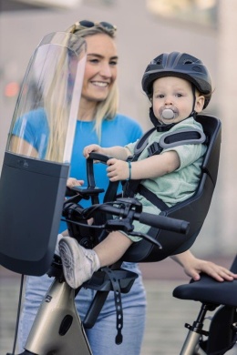 Dziecko w foteliku rowerowym przednim Bobike GO Mini podczas jazdy na rowerze