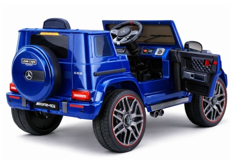 Wnętrze Mercedesa AMG G63 dla dzieci z kierownicą, panelem audio USB i Bluetooth.