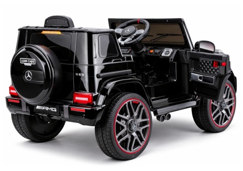 Mercedes AMG G63 na akumulator – widok tylnej części oraz otwartych drzwi.
