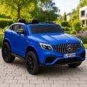 Niebieski Mercedes GLC 63S na akumulator dla dzieci w ogrodowej aranżacji
