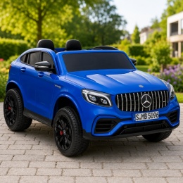 Niebieski Mercedes GLC 63S na akumulator dla dzieci w ogrodowej aranżacji