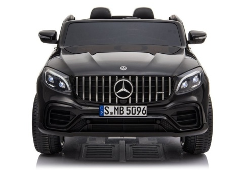 Auto na akumulator Mercedes GLC 63S czarne lakierowane – widok z przodu z oświetleniem LED