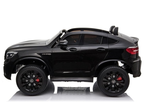 Dwuosobowy Mercedes GLC 63S na akumulator dla dzieci – widok boczny