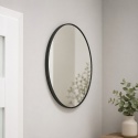 Okrągłe lustro ścienne 80 cm w czarnej ramie w nowoczesnej aranżacji wnętrza