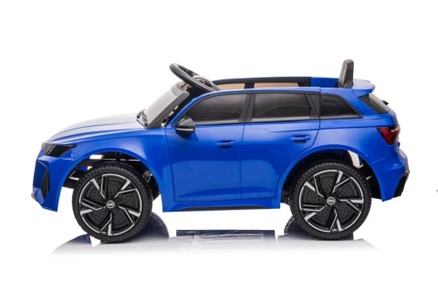Audi RS6 na akumulator dla dziecka w kolorze niebieskim – widok z boku.