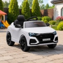 Białe Audi RS Q8 na akumulator dla dzieci na przydomowym podwórku z kostki brukowej