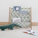 Biblioteczka dziecięca Montessori w miętową kratkę z książeczkami i zabawką krokodyla