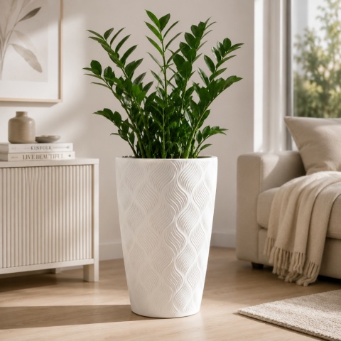Biała donica Flow Slim 40 z zieloną rośliną w nowoczesnym salonie