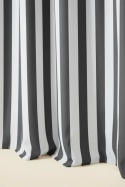 Tkanina zasłony tarasowej STRIPES w grafitowo-białe pasy – zbliżenie materiału
