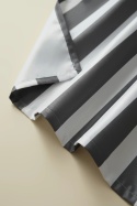 Dolne wykończenie grafitowo-białej zasłony ogrodowej STRIPES 140x220 cm