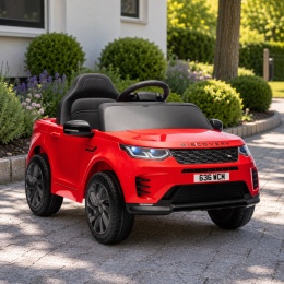 Czerwony Land Rover Discovery na akumulator dla dzieci na podjeździe przed domem
