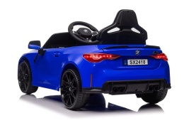 Niebieskie BMW M4 na akumulator dla dzieci widok tylno-boczny