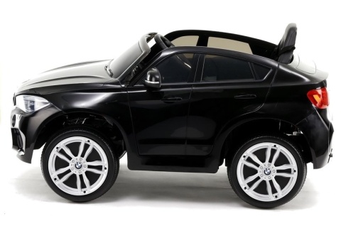 Czarne BMW X6M na akumulator dla dzieci widok boczny