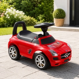 Czerwony jeździk Mercedes-Benz SLS AMG dla dzieci na tarasie w ogrodzie