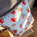 Poduszka dekoracyjna z motywem truskawek na białym tle, welwetowa poduszka do salonu i sypialni