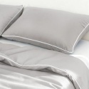 Komplet szarej pościeli bambusowej z białą bizą i poduszkami
