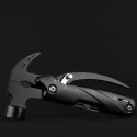 Czarny multitool z młotkiem i kombinerkami na ciemnym tle – narzędzie wielofunkcyjne
