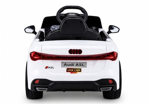 Tył białego Audi A5L na akumulator dla dziecka z podświetlanymi lampami LED i sportowym zderzakiem.