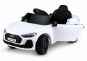 Audi A5L na akumulator dla dziecka z otwieranymi drzwiami – biały samochód elektryczny.