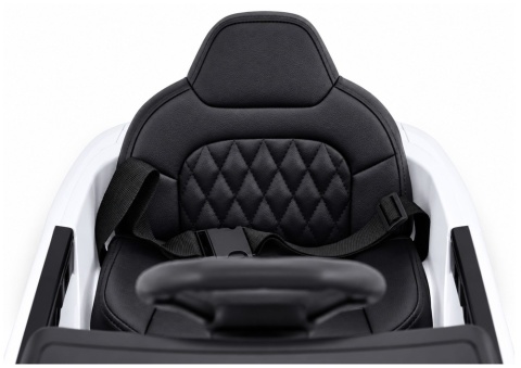Miękki fotel z ekoskóry i pas bezpieczeństwa w Audi A5L na akumulator dla dziecka.
