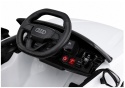Kierownica z logo Audi oraz panel sterowania w samochodzie elektrycznym Audi A5L dla dzieci.