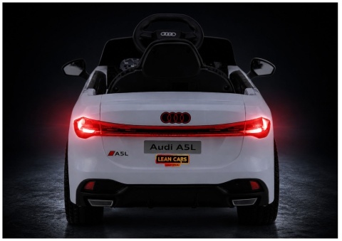 Audi A5L na akumulator dla dziecka z włączonymi tylnymi światłami LED.