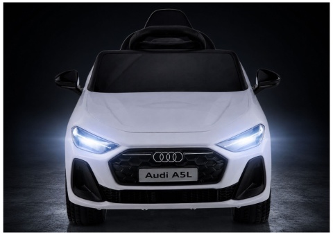 Białe Audi A5L na akumulator z włączonymi przednimi światłami LED – widok z przodu.