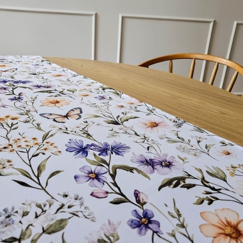 Zbliżenie na bieżnik na stół w kwiaty i motyle na białym tle – wzór floral