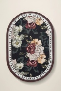 Uniwersalny dywanik dekoracyjny FLORAL Dark 50x80 cm z ciemnym kwiatowym wzorem.