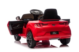 Czerwony Ford Mustang Mach-E na akumulator dla dzieci z otwieranymi drzwiami i tylnymi światłami LED