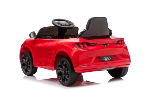 Czerwony Ford Mustang Mach-E dla dzieci na akumulator 24V widok z tyłu pod kątem z dużymi kołami EVA