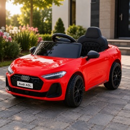 Czerwone Audi A5L na akumulator dla dziecka na podjeździe przed domem. Licencjonowany samochód elektryczny