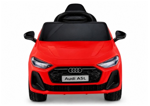 Przód czerwonego pojazdu na akumulator Audi A5L z reflektorami LED i licencjonowanym grillem Audi.