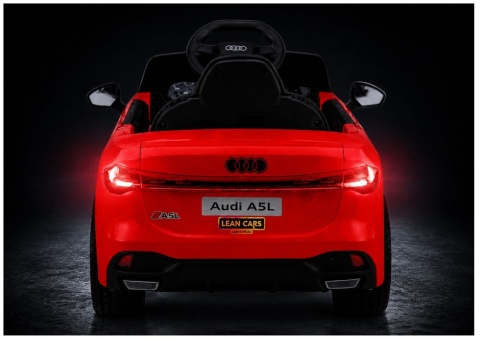 Tylne światła LED w czerwonym samochodzie na akumulator Audi A5L.