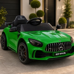 Zielony Mercedes GTR na akumulator dla dzieci przed nowoczesnym domem – samochód elektryczny z licencją Mercedes