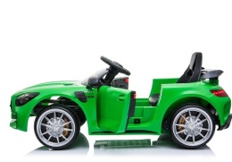 Zielony Mercedes GTR na akumulator dla dzieci z otwieranymi drzwiami – widok boczny