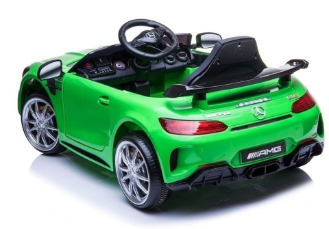 Wnętrze zielonego Mercedesa GTR na akumulator dla dzieci z wygodnym siedziskiem