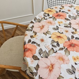 Okrągły obrus FLORAL F45 w kwiaty w sepii na drewnianym stole