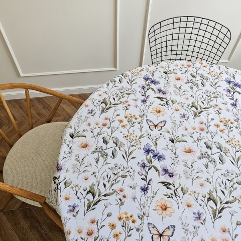 Okrągły obrus FLORAL w kwiaty i motyle na stole w jasnej, nowoczesnej jadalni