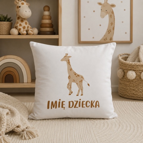 Personalizowana poduszka dla dziecka z imieniem i motywem żyrafy z kolekcji WILD SAFARI w przytulnym pokoju dziecięcym