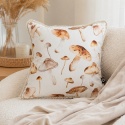 Poduszka dekoracyjna Autumn z motywem grzybów w aranżacji salonu w stylu boho
