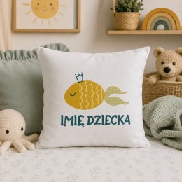 Personalizowana poduszka dla dziecka z imieniem i motywem złotej rybki z kolekcji OCEAN DREAM w przytulnym pokoju dziecięcym