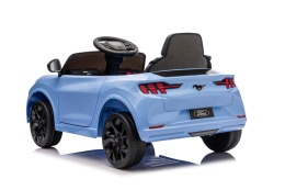 Tył niebieskiego Forda Mustang Mach-E na akumulator dla dzieci 24V z podświetlanymi światłami LED