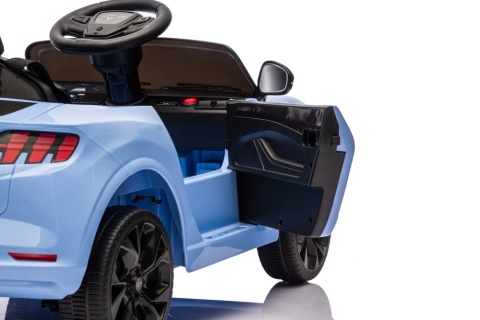 Detal otwieranych drzwi w niebieskim aucie na akumulator Ford Mustang Mach-E dla dzieci