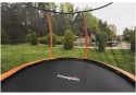 Widok z wnętrza trampoliny ogrodowej LEAN Sport Best z dużą powierzchnią do skakania