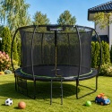 Trampolina ogrodowa Leansport 427 cm 14FT z siatką wewnętrzną i drabinką ustawiona w przydomowym ogrodzie