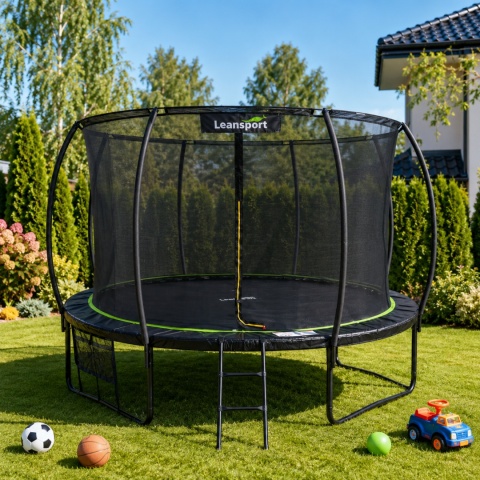 Trampolina ogrodowa Leansport 427 cm 14FT z siatką wewnętrzną i drabinką ustawiona w przydomowym ogrodzie