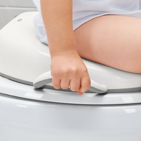 Nakładka na toaletę OXO Tot z bocznymi uchwytami ułatwiającymi dziecku korzystanie z WC