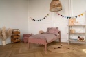 Drewniane łóżko dziecięce Montessori w kolorze Dusty Pink w przytulnej aranżacji pokoju dziecka.
